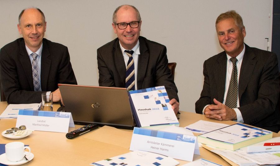 Setzen gemeinsam soliden Haushaltskurs fort – von links nach rechts Kreiskämmerer Ingo Tiemann, Landrat Manfred Müller, Heiner Harms, Leiter der Kämmerei. (Foto: © Amt für Presse- und Öffentlichkeitsarbeit, Kreis Paderborn, Anna-Sophie Schindler)